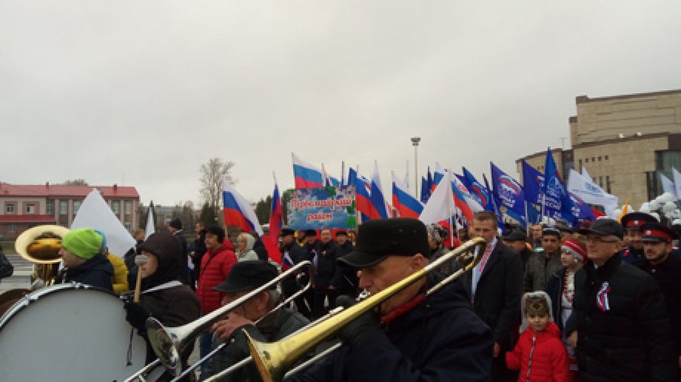 Губернатор на митинге прочитал пензенцам стихи о России