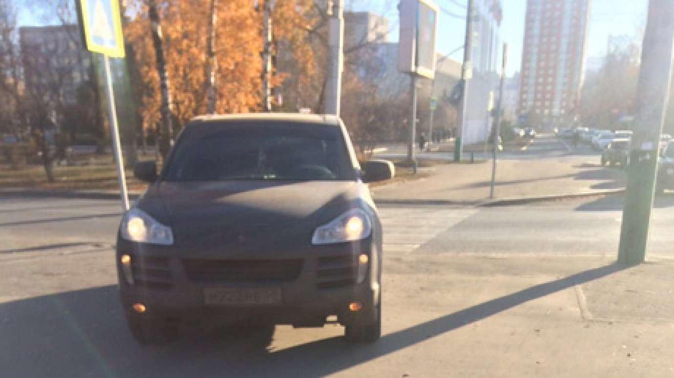 Пензенец припарковал свой Porsche Cayenne на тротуаре улицы Пушкина