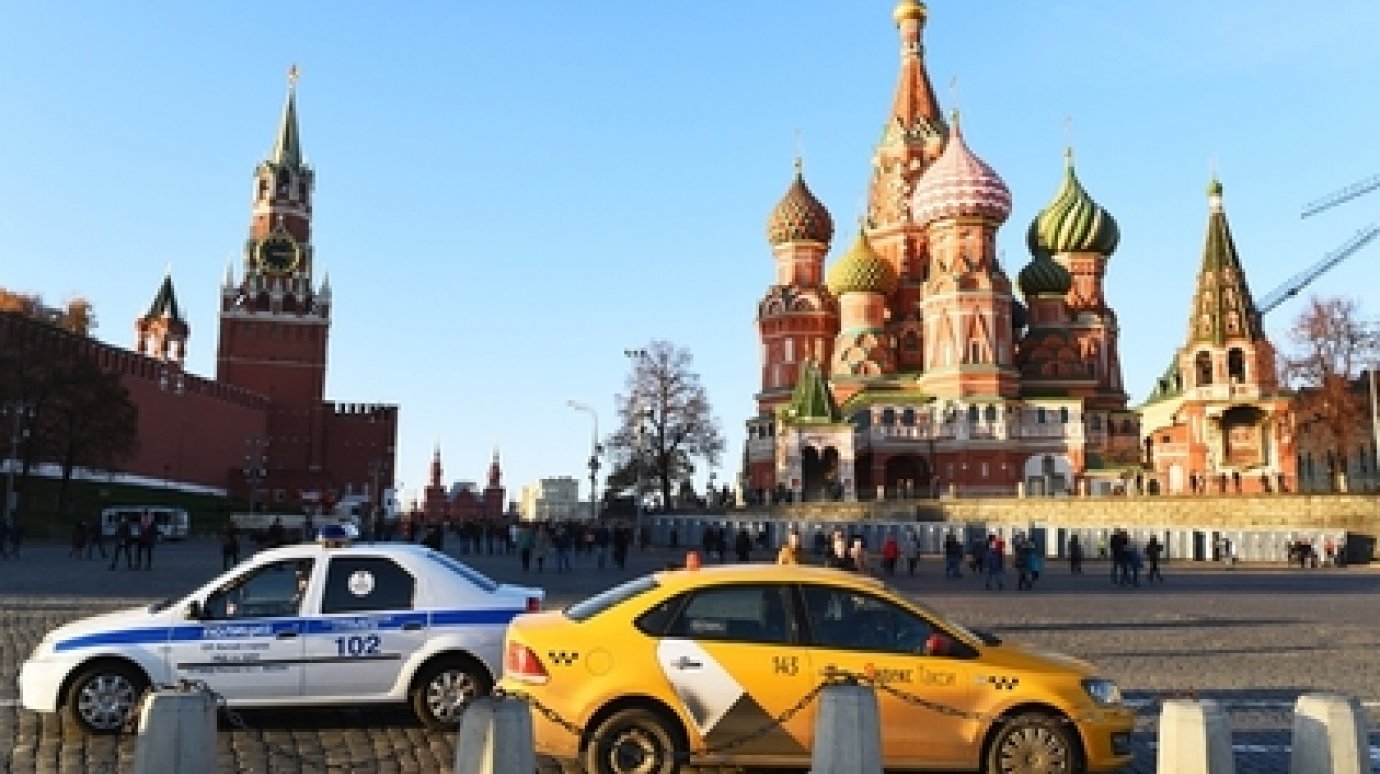 Московский таксист восемь часов пытался вернуть кошелек пассажирке и расплакался