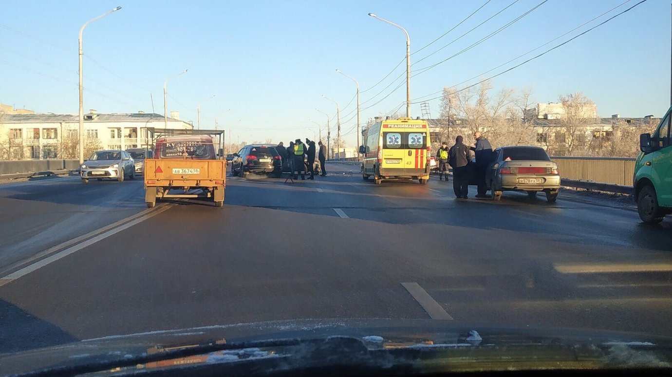 На Гагаринском путепроводе 4 машины попали в ДТП и заблокировали дорогу