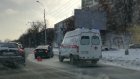 На улице Коммунистической столкнулись два автомобиля и «Яндекс.Такси»