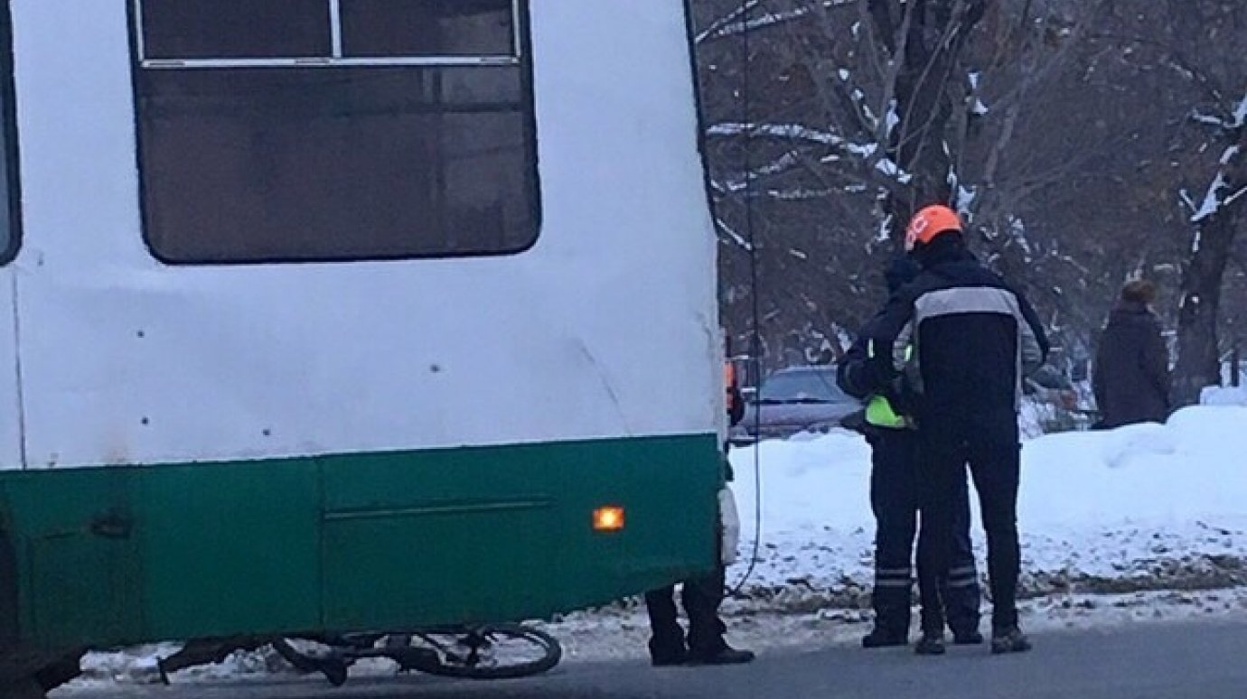 На улице Карпинского в Пензе троллейбус сбил велосипедиста