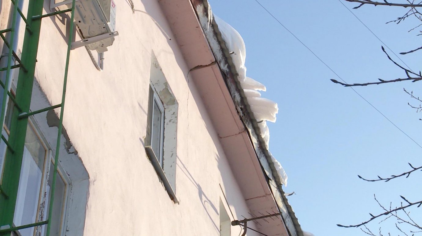 На четырехэтажке на ул. Терновского образовались опасные трещины