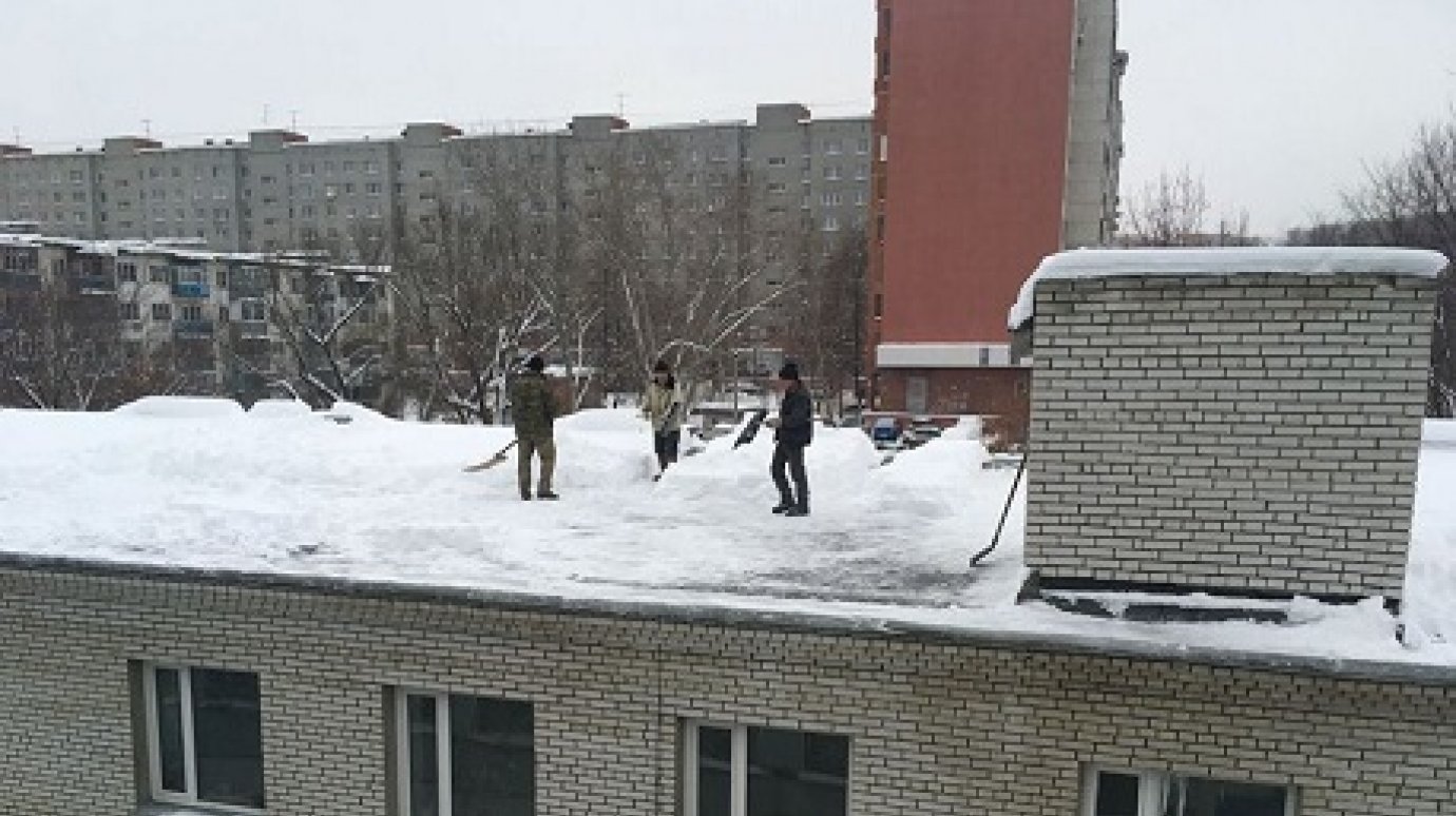 В Пензе коммунальщики оперативно сбили сосульки с крыш домов