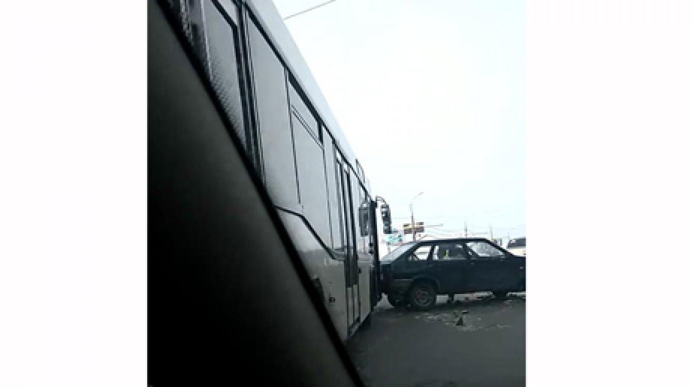 На улице 8 Марта в Пензе попал в ДТП автобус № 82с