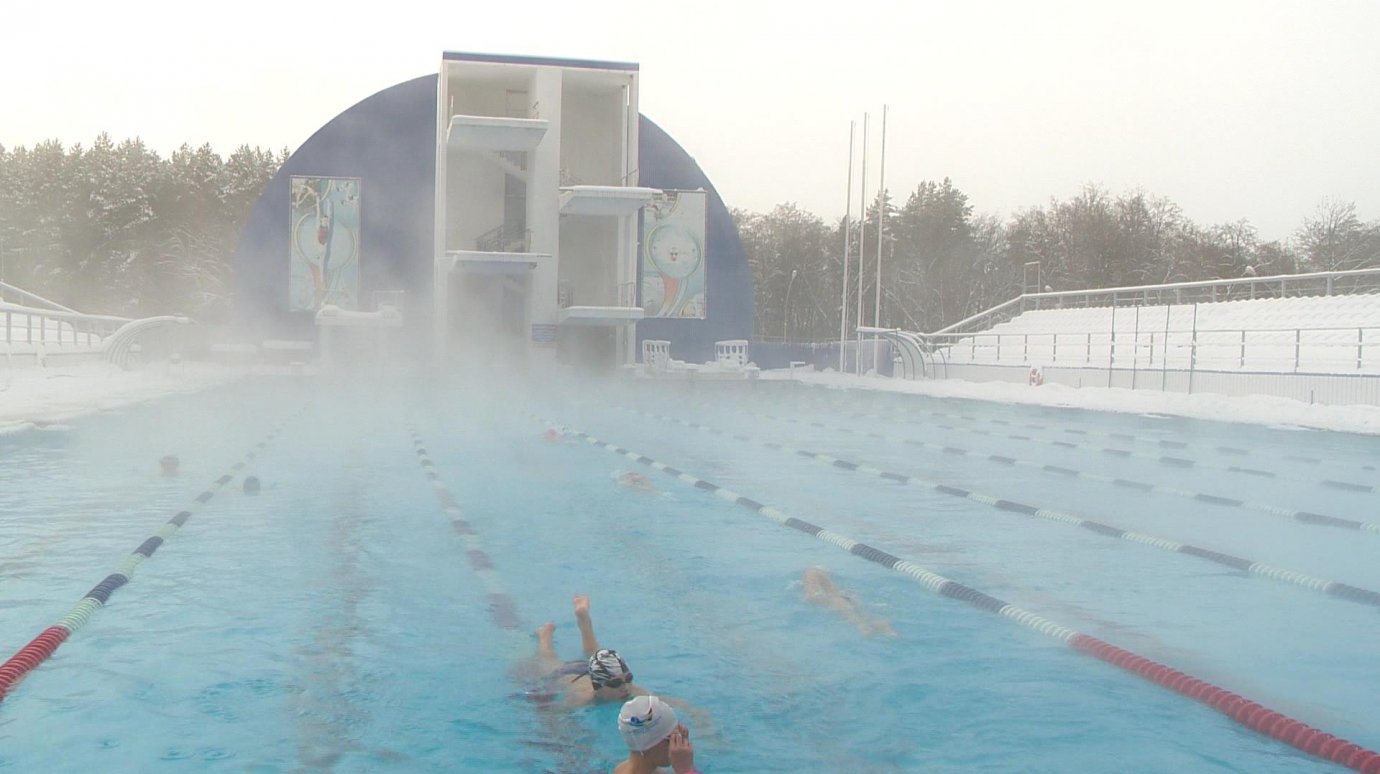 Команда пловцов Пензенской области тренируется в открытом бассейне
