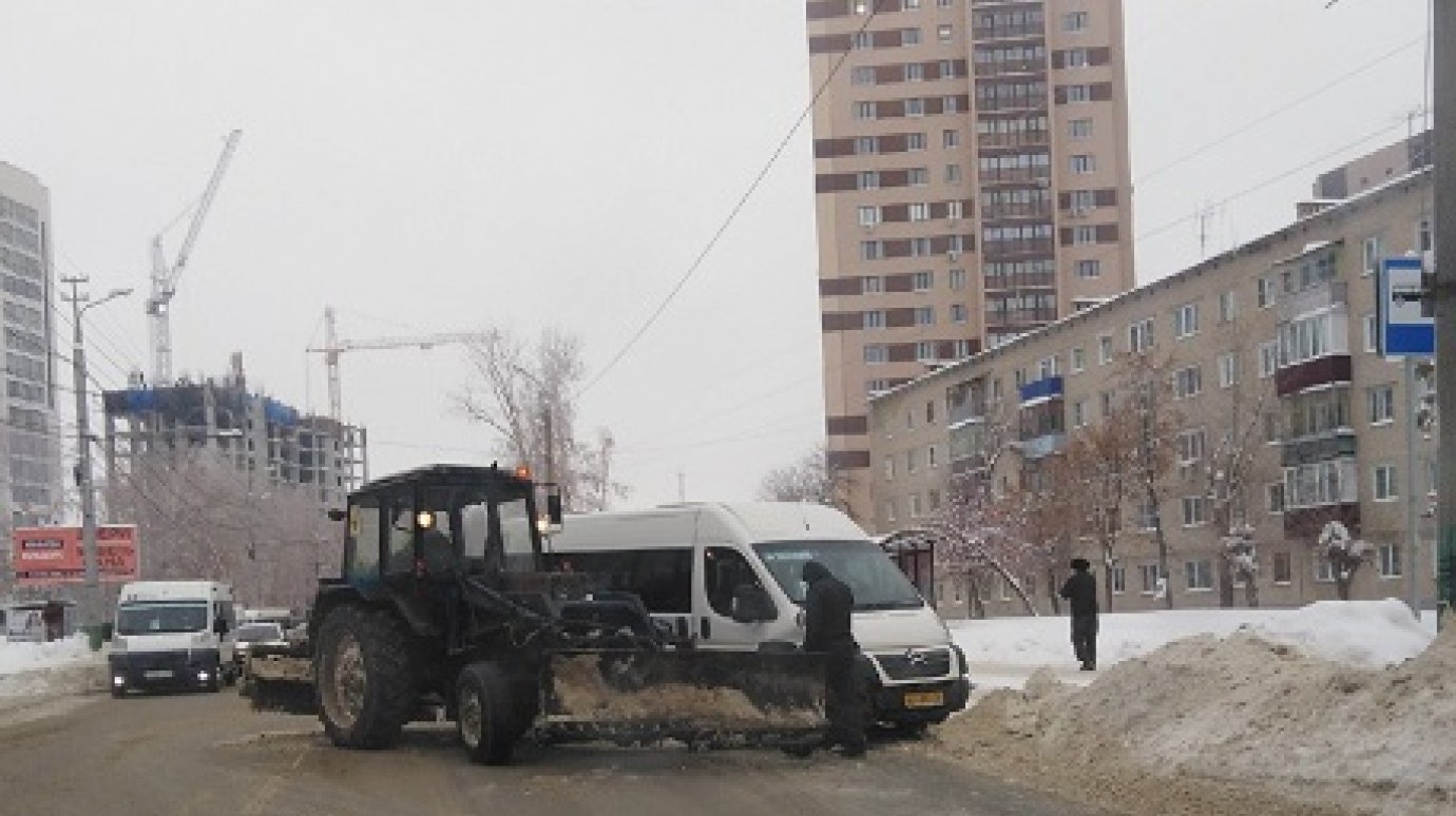 В Пензе столкнулись маршрутное такси и трактор-снегоочиститель