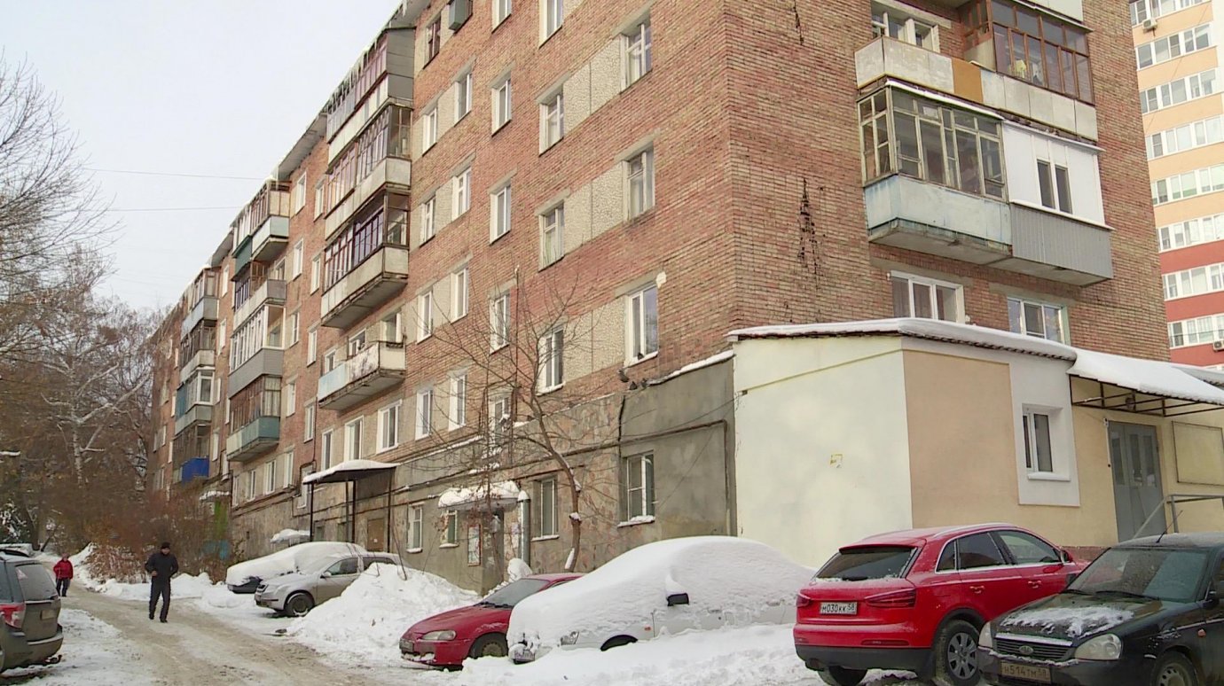 В квартире на ул. Свердлова, 40, инвалид мерзнет под двумя одеялами