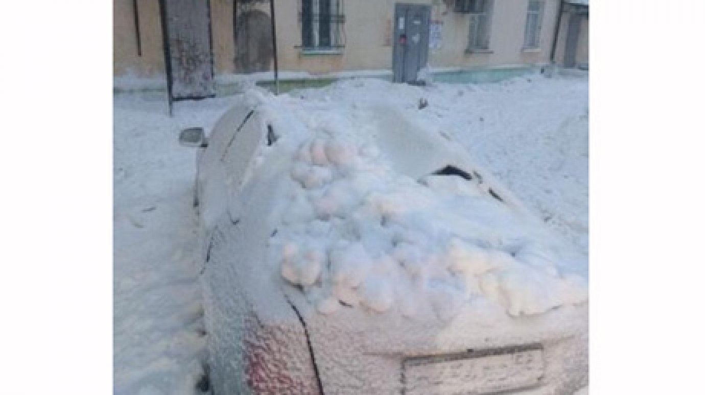 На улице Ленина сошедший с крыши снег повредил автомобили