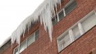 На ул. Красной ледяная глыба на крыше дома может упасть на газовую трубу