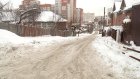 Автолюбители не могут въехать на крутую гору на улице Шевченко