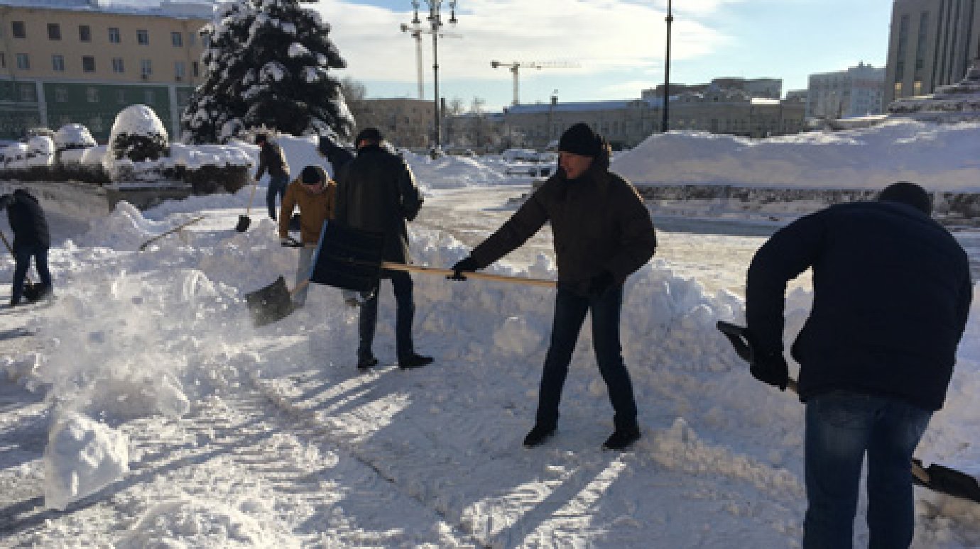 В Пензе министры взялись за лопаты и вышли убирать снег
