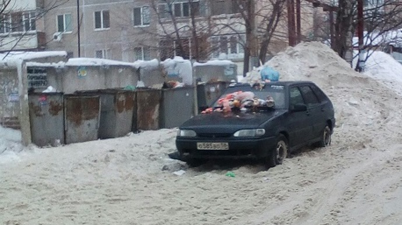 Саратовцы забросали мусором машину с пензенскими номерами