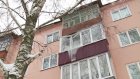 На улице Вяземского сбитая рабочими ледяная глыба повредила балкон