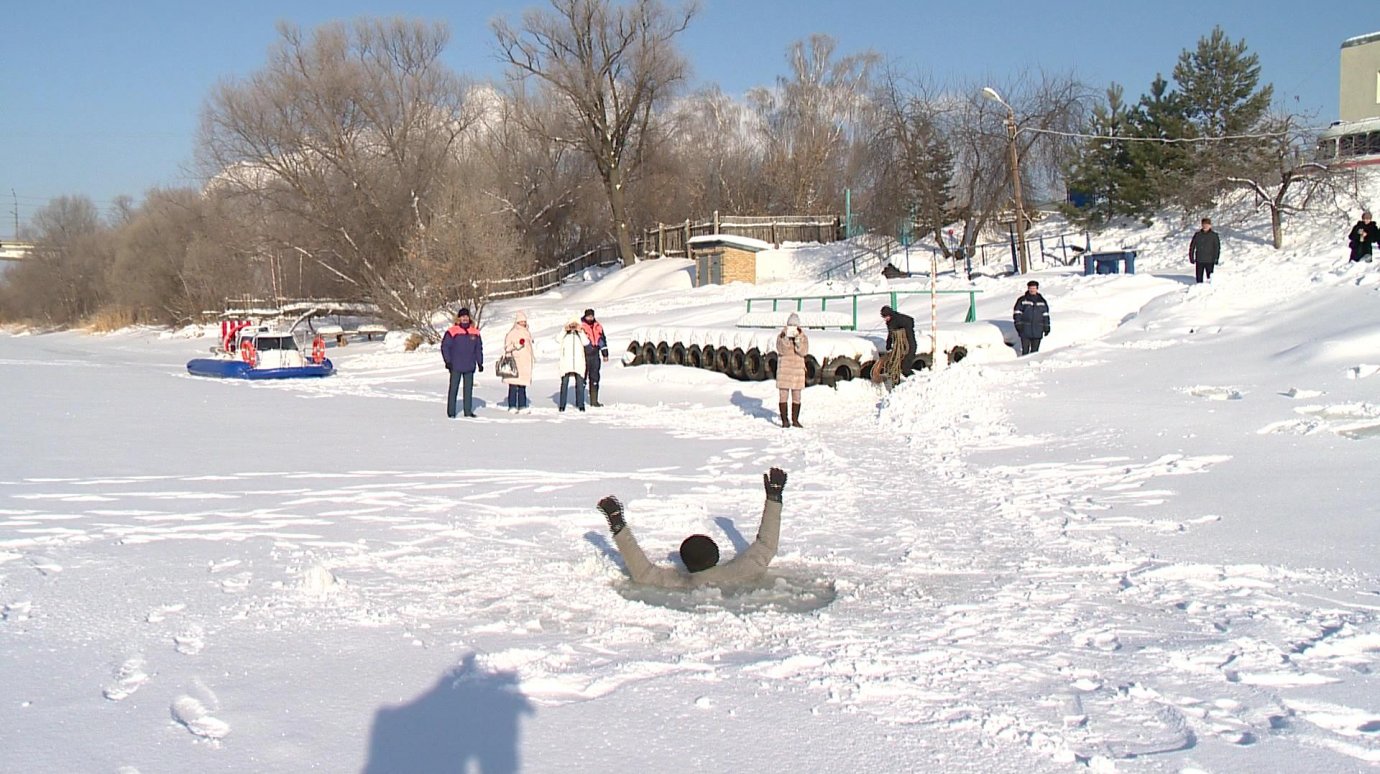 Пензенским школьникам показали, как выбраться из водоема зимой