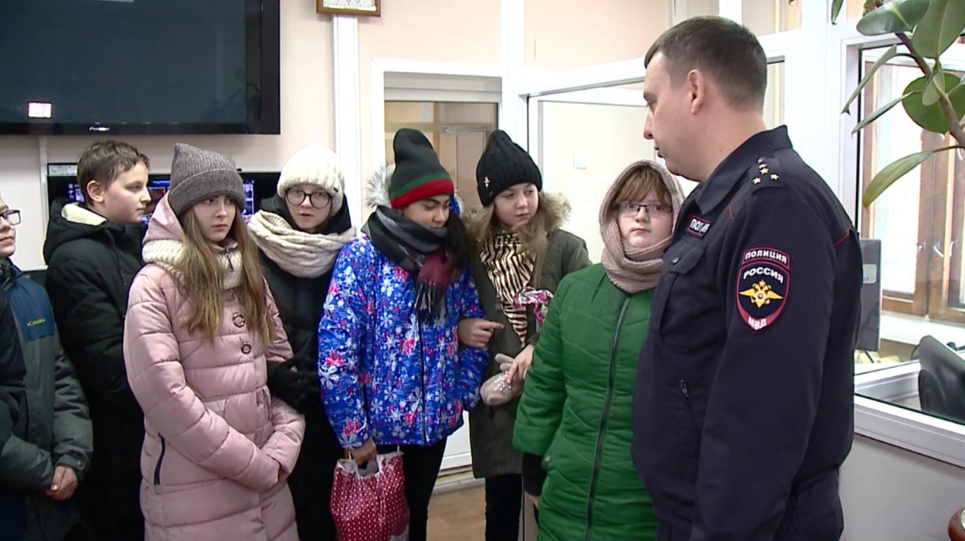 Пензенским школьникам провели экскурсию по городскому УМВД России