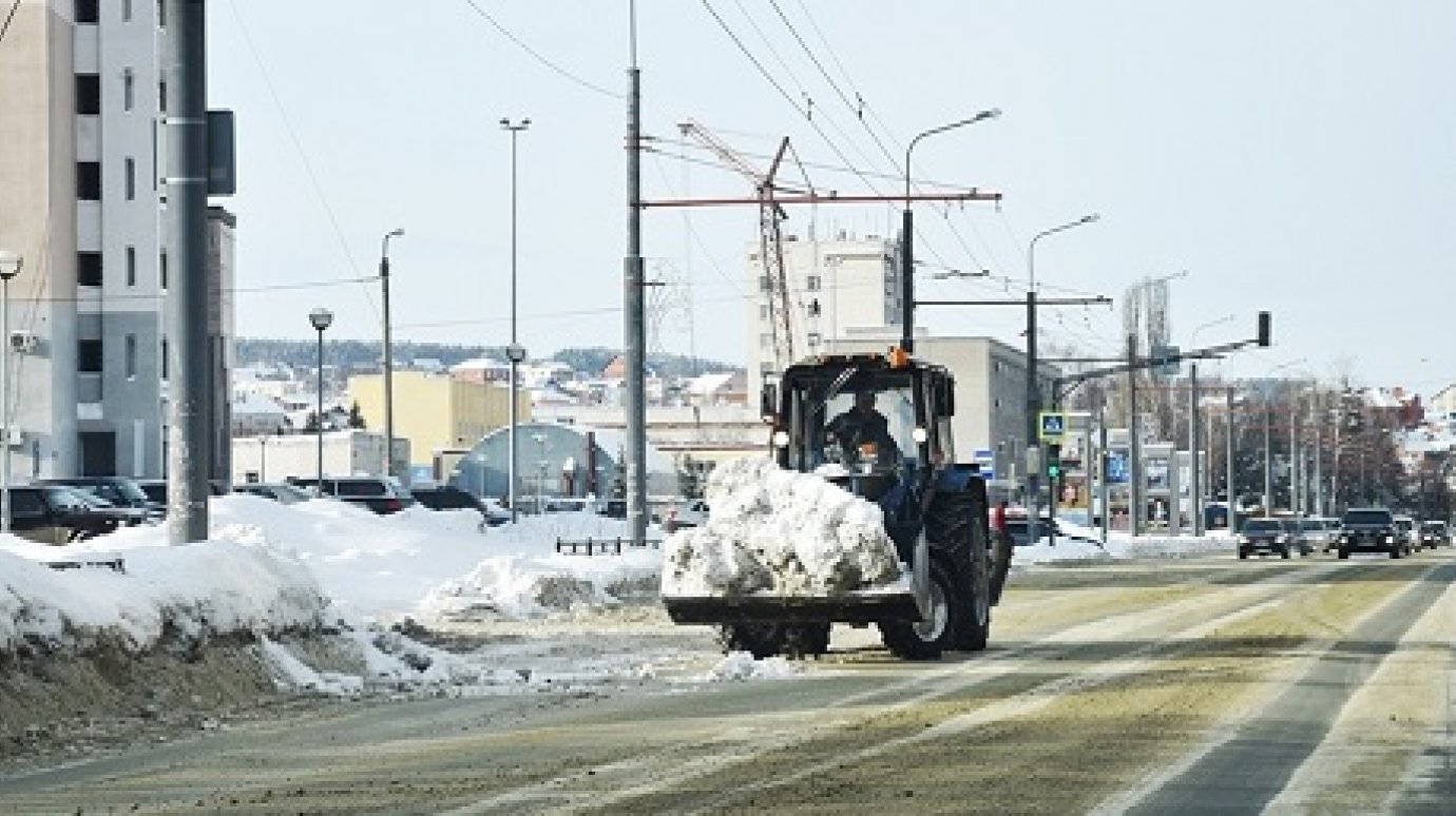 В субботу на улицах Пензы чистят снег 74 спецмашины