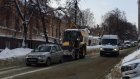 На улице Лермонтова «Лада» и трактор с ковшом не поделили дорогу