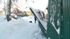 На перекрестке ул. Революционной и Кураева снежная лавина сломала забор