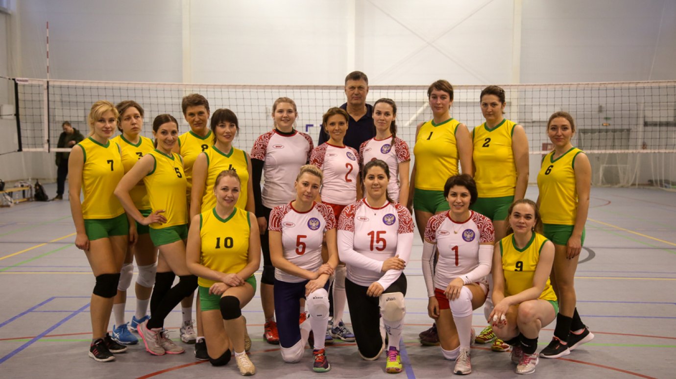Команды областного правительства и Совфеда сыграли в волейбол и футбол