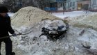 На ул. Тепличной при уборке снега трактор повредил машину-«подснежник»