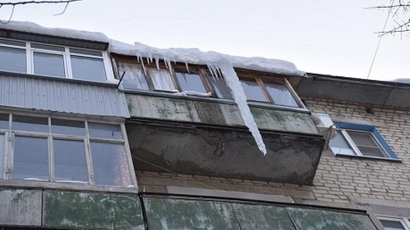Владельцам квартир придется самим сбивать сосульки с балконных козырьков