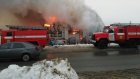 В горящем автосалоне в Пензе удалось избежать взрыва