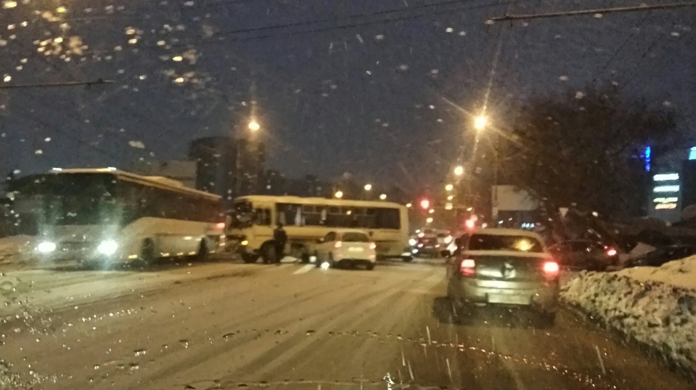 На улице Луначарского автобус встал поперек дороги после ДТП