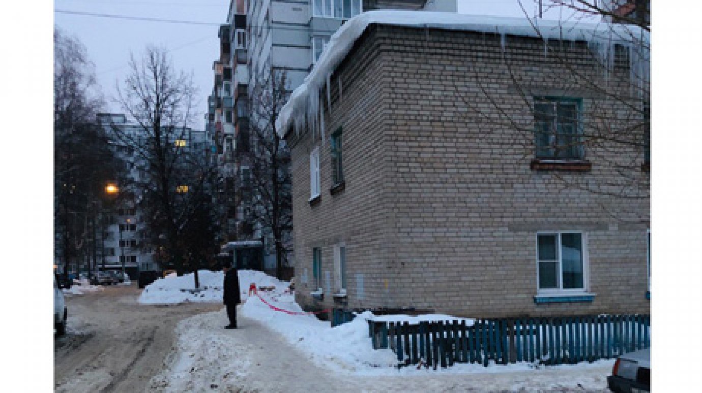 Наледь на крыше дома на ул. Римского-Корсакова угрожает детям