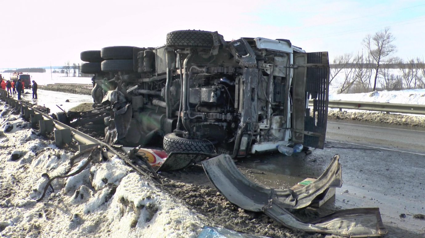 Водитель опрокинувшегося в Мокшанском районе грузовика не пострадал