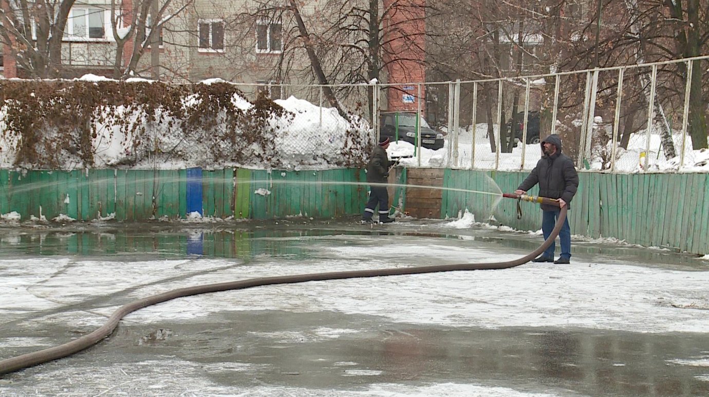 На пензенских хоккейных площадках обновляют лед