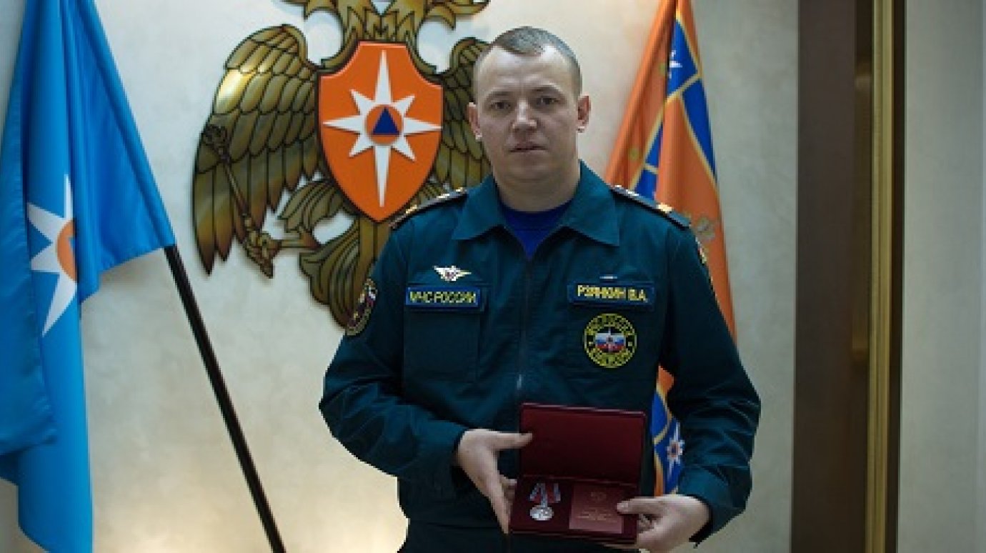 Министр МЧС вручил зареченцу медаль «За отвагу на пожаре»
