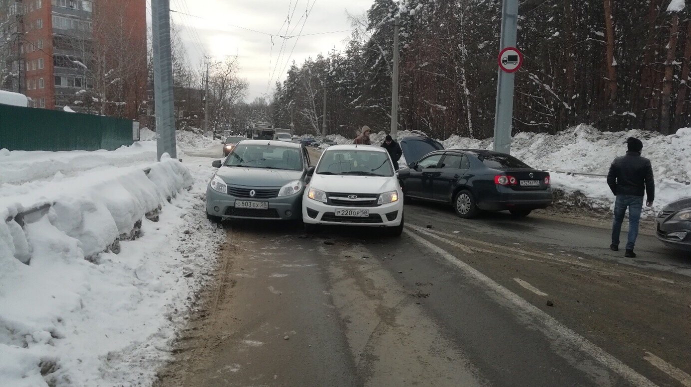 На ул. Попова три автомобиля попали в ДТП и блокировали движение