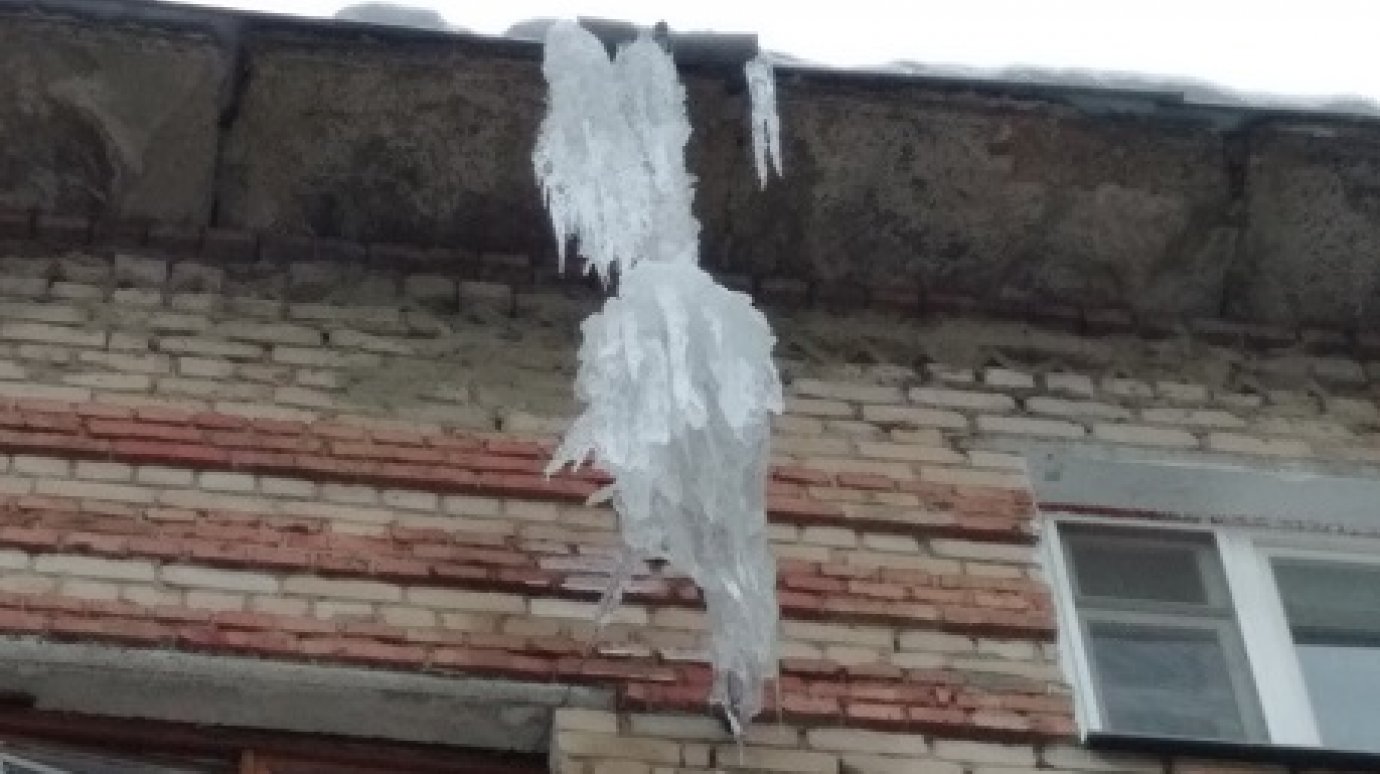 Пензячка просит убрать ледяную глыбу с крыши ее дома