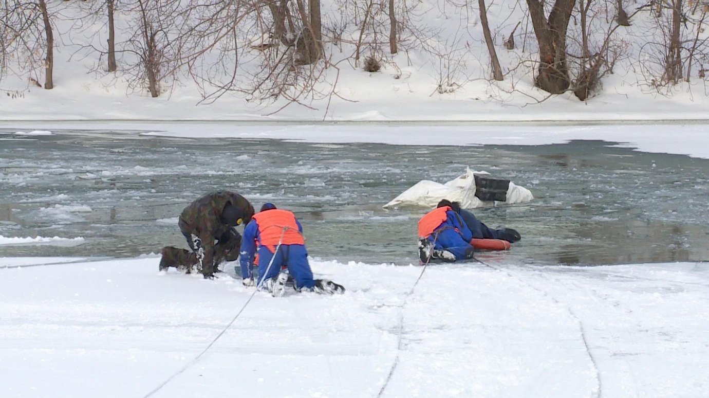 Пензенские спасатели устроили учения на тающем льду водоема