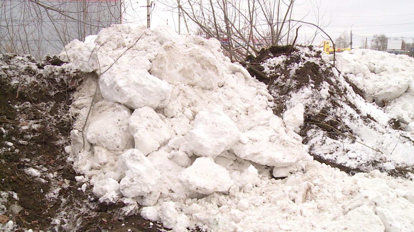 На улице Дружбы неизвестные выгрузили КамАЗы снега