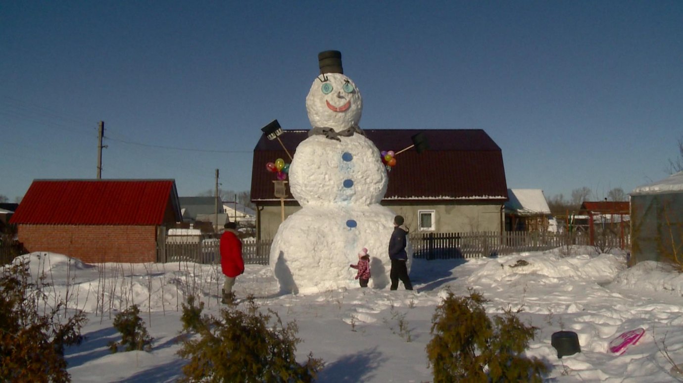 Житель Лебедевки возле дома вылепил семиметрового снеговика