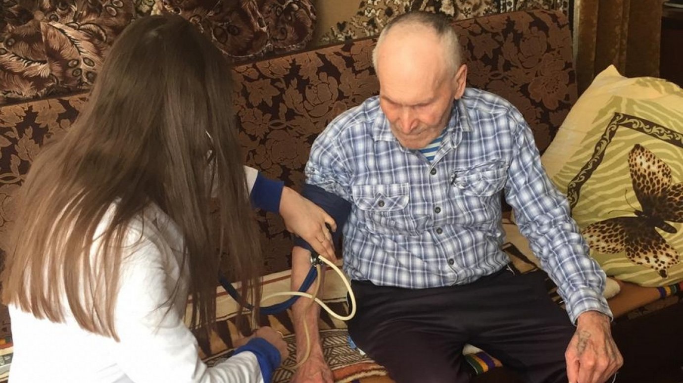 Медики-волонтеры помогли жителям Бековского района чтением книг