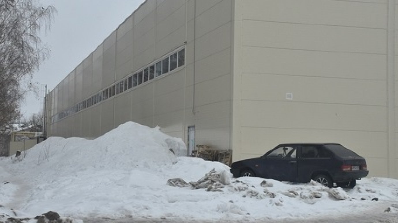 В Пензе торговые центры перекидывают снег со своей земли на муниципальную