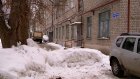 На улице Каракозова выросший сугроб перекрыл въезд во двор