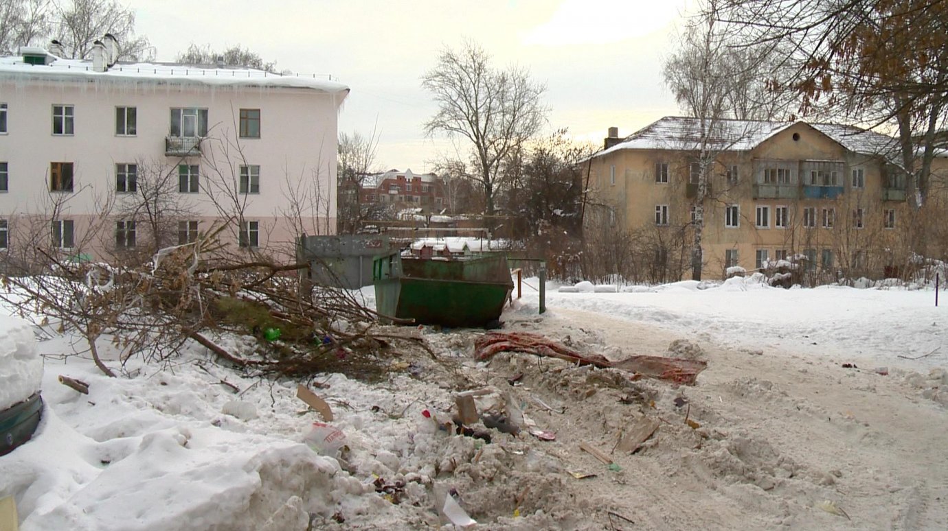 На улице Крупской образовалась свалка из снега и мусора