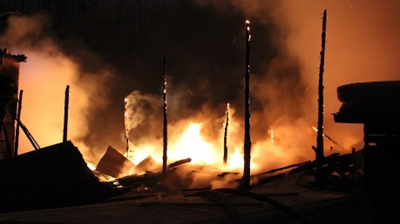 Пожар на пилораме в Пензе тушили 26 человек