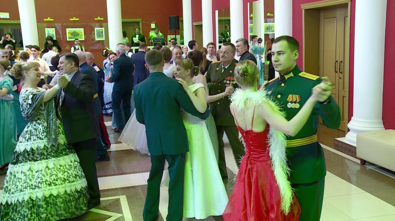 В Пензе начали возрождать традицию офицерских балов