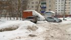 Дворы пятиэтажек на улице Суворова завалены снегом