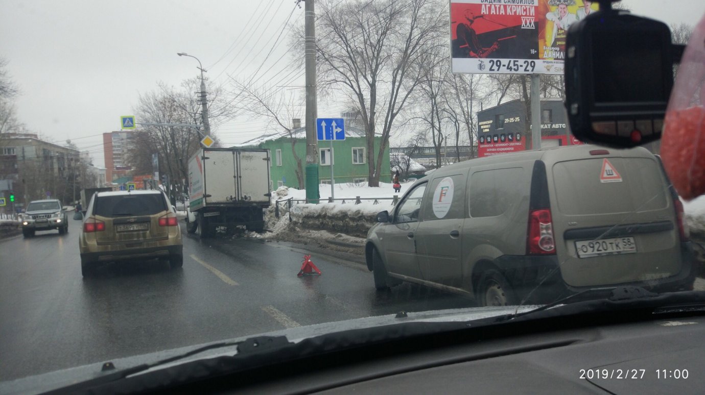 На улице Захарова в Пензе грузовик врезался в ограждение