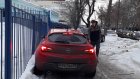 Водитель Opel застрял на пешеходной дорожке на улице Байдукова