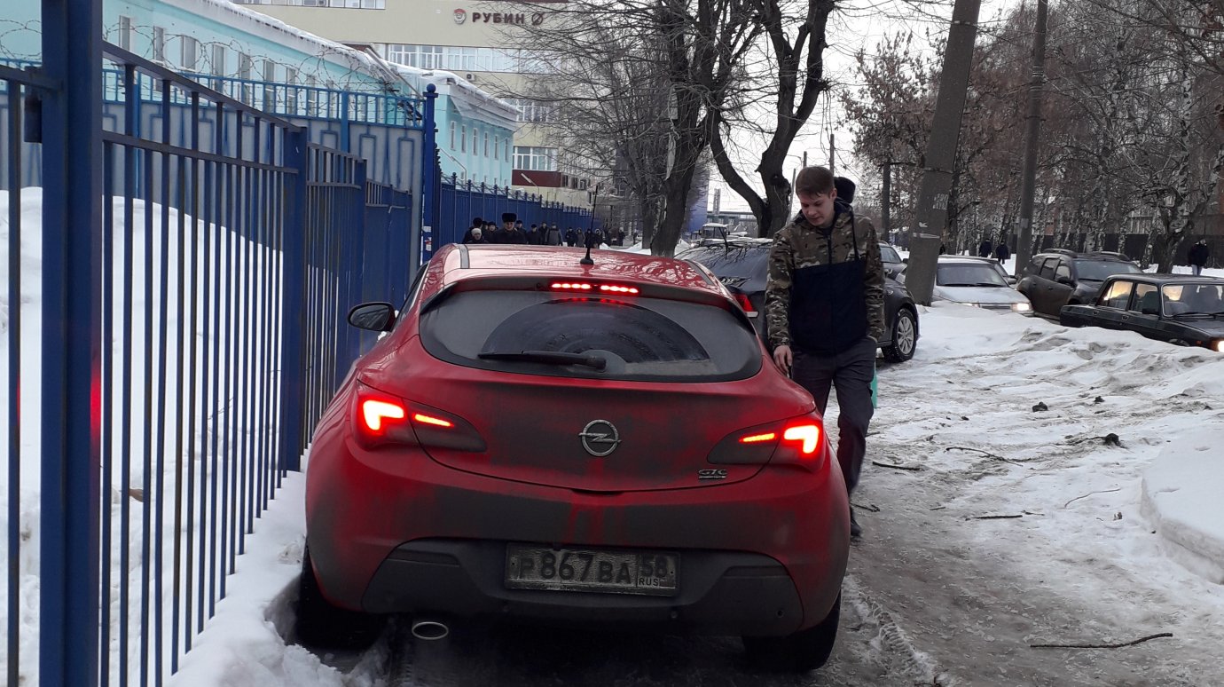 Водитель Opel застрял на пешеходной дорожке на улице Байдукова