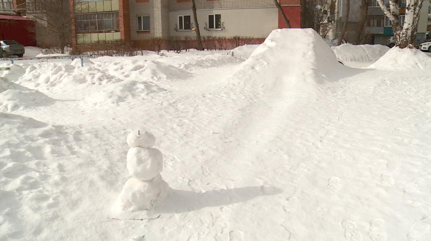 На улице Кулибина активист построил из снега горку и лабиринт
