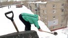 На Островского, 4, женщина рискует жизнью, сбивая наледь с пятиэтажки
