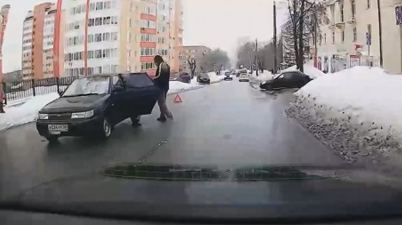 На ул. Красной пенсионерка попала под ВАЗ, переходя дорогу в опасном месте